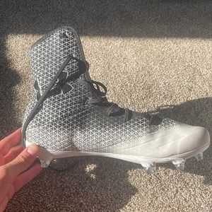 Football cleats under armour size 14